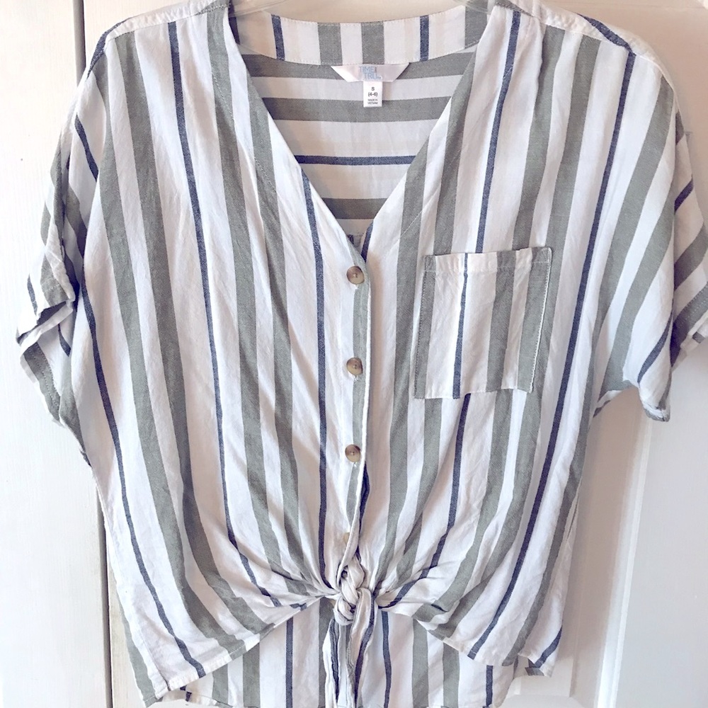 Women’s size 4-6 top, comfy and cute, light weight